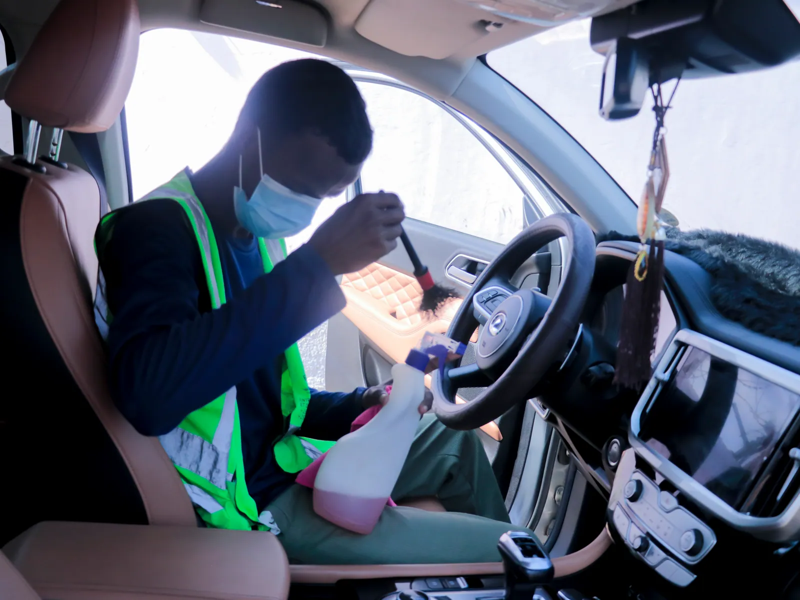 Nettoyage détaillé de l’habitacle démonté d’une voiture