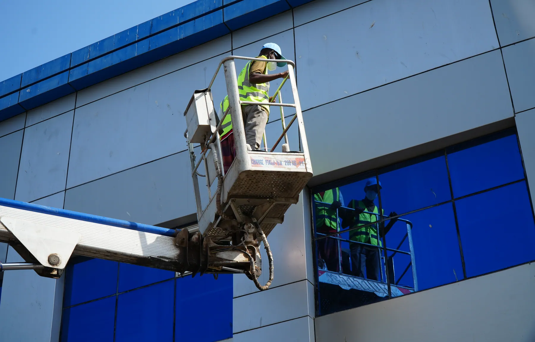 Équipe EcoWash intervenant sur la façade du bâtiment Tamini