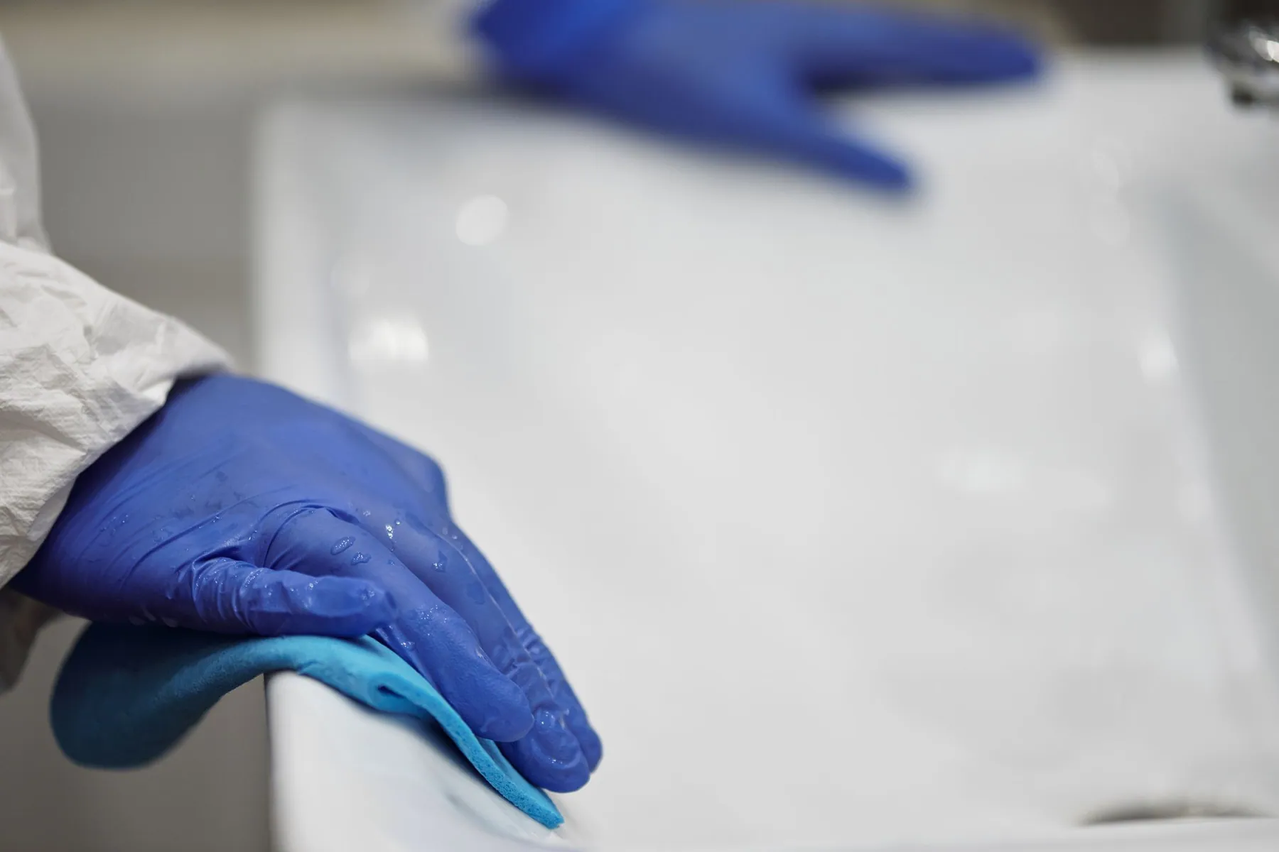 Nettoyage précis d’un espace sanitaire professionnel
